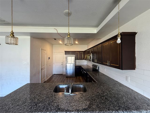 625 E Powell Avenue, Fort Worth, TX 76104