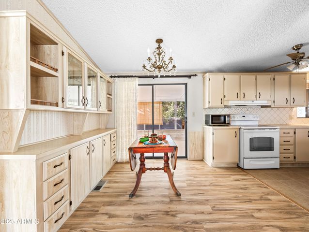 18278 S Henley Avenue, Peeples Valley, AZ 86332