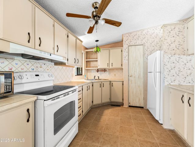 18278 S Henley Avenue, Peeples Valley, AZ 86332