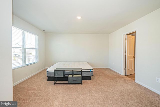 120 PADDINGTON ST, Falling Waters, WV 25419