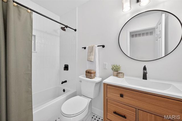 12166 La Padera Lane, Florissant, MO 63033