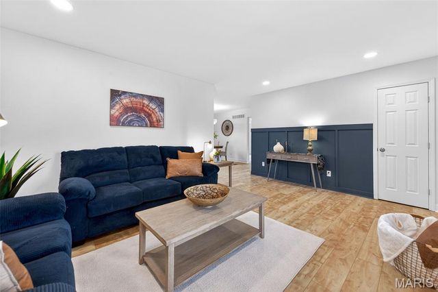 12166 La Padera Lane, Florissant, MO 63033