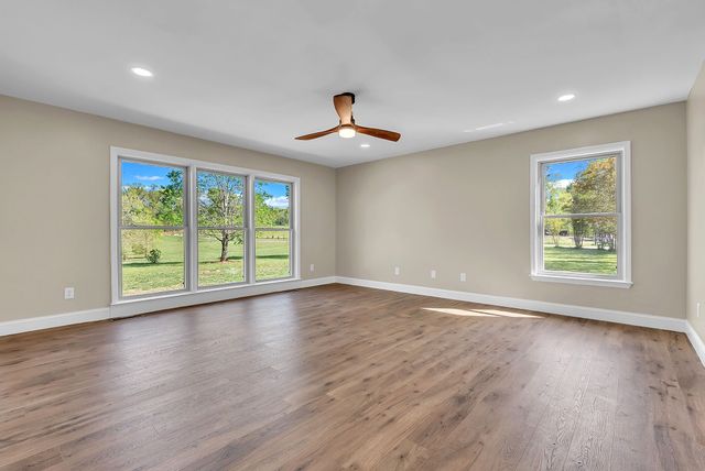 1819 Barker Rd, Columbia, TN 38401