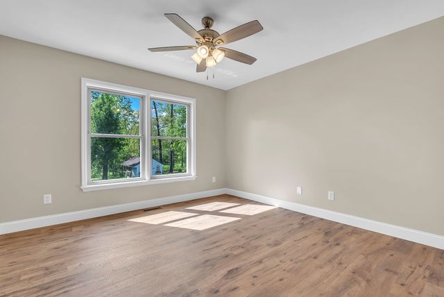 1819 Barker Rd, Columbia, TN 38401