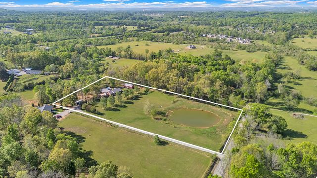 1819 Barker Rd, Columbia, TN 38401
