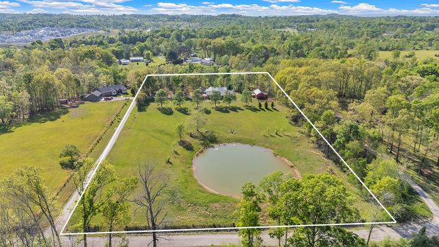 1819 Barker Rd, Columbia, TN 38401