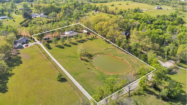 1819 Barker Rd, Columbia, TN 38401