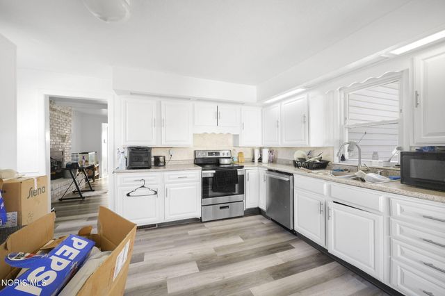 1466 Sunshine Street, Oregon, OH 43616