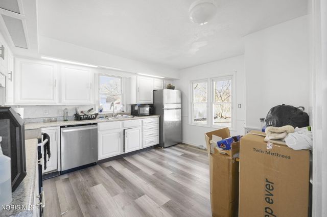 1466 Sunshine Street, Oregon, OH 43616