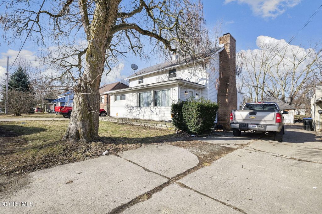 1466 Sunshine Street, Oregon, OH 43616