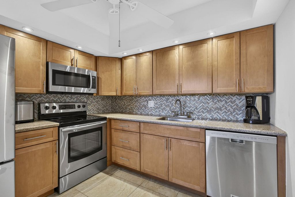 361 Wellington J, West Palm Beach, FL 33417