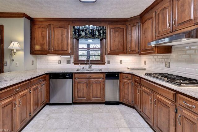 3 Carmines CT, Poquoson, VA 23662