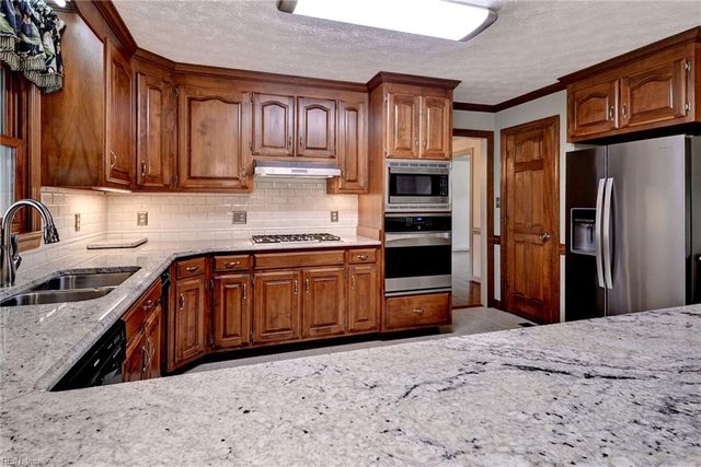 3 Carmines CT, Poquoson, VA 23662