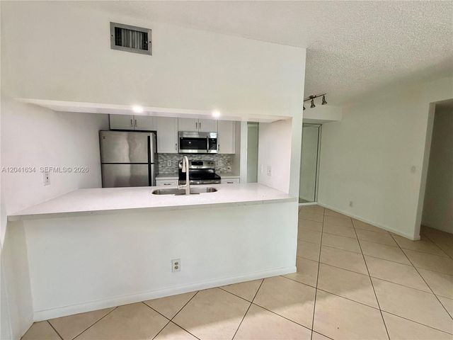 7137 Golf Colony Ct 202, Lake Worth, FL 33467