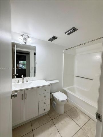7137 Golf Colony Ct 202, Lake Worth, FL 33467