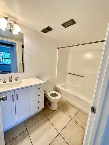 7137 Golf Colony Ct 202, Lake Worth, FL 33467