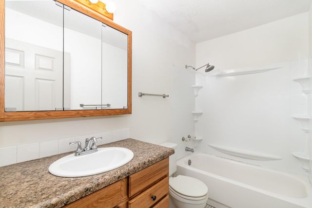 1601 N Innsbruck Drive NE 123, Fridley, MN 55432