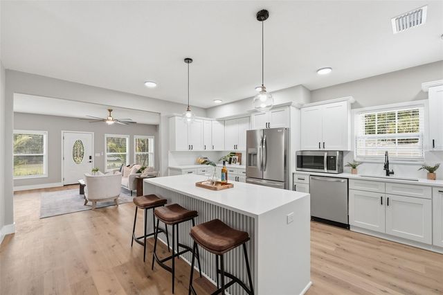 15 E LAUREL STREET, Apopka, FL 32703