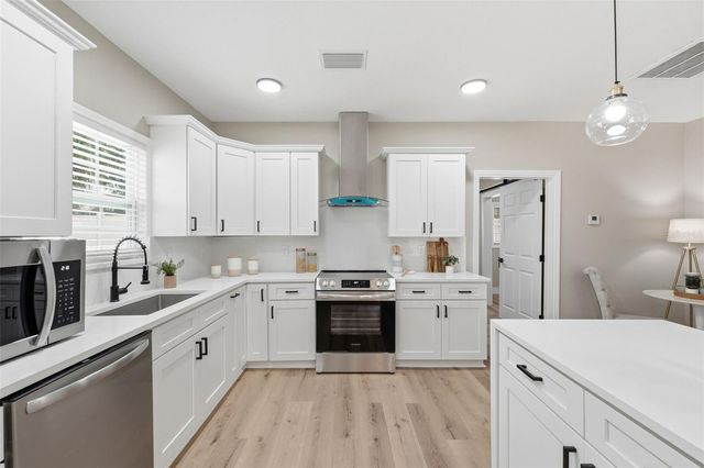 15 E LAUREL STREET, Apopka, FL 32703