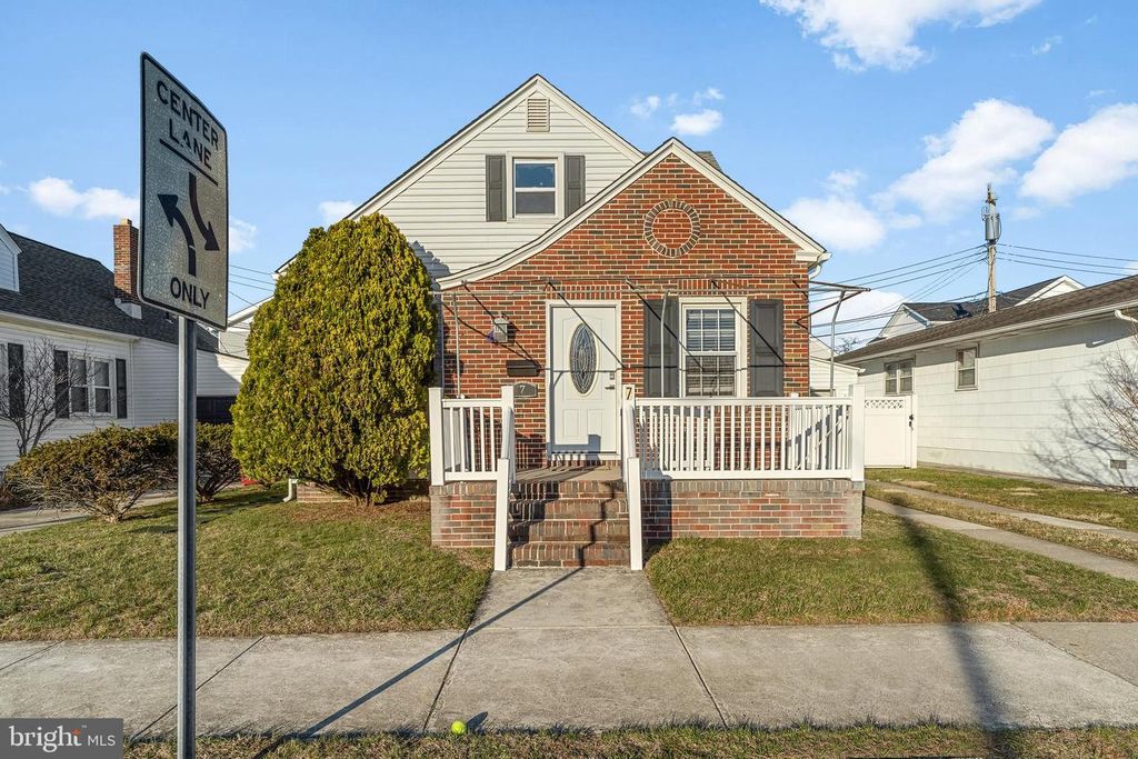 Image 2 of property listing at 7 N JEROME AVE, Margate City, NJ 08402