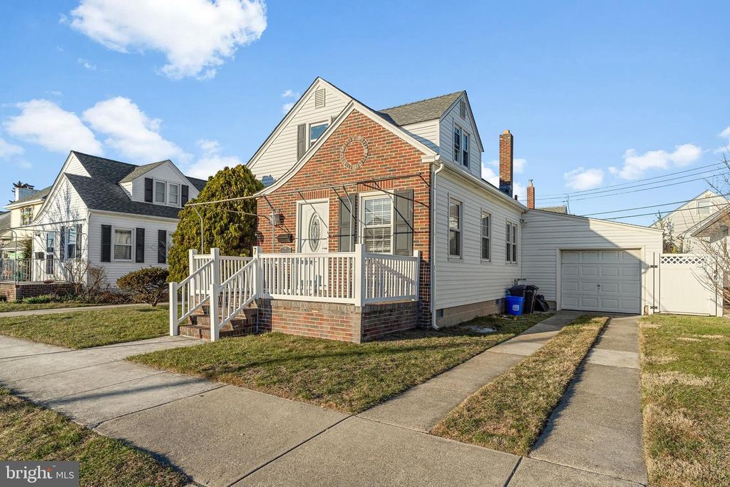 Image 3 of property listing at 7 N JEROME AVE, Margate City, NJ 08402