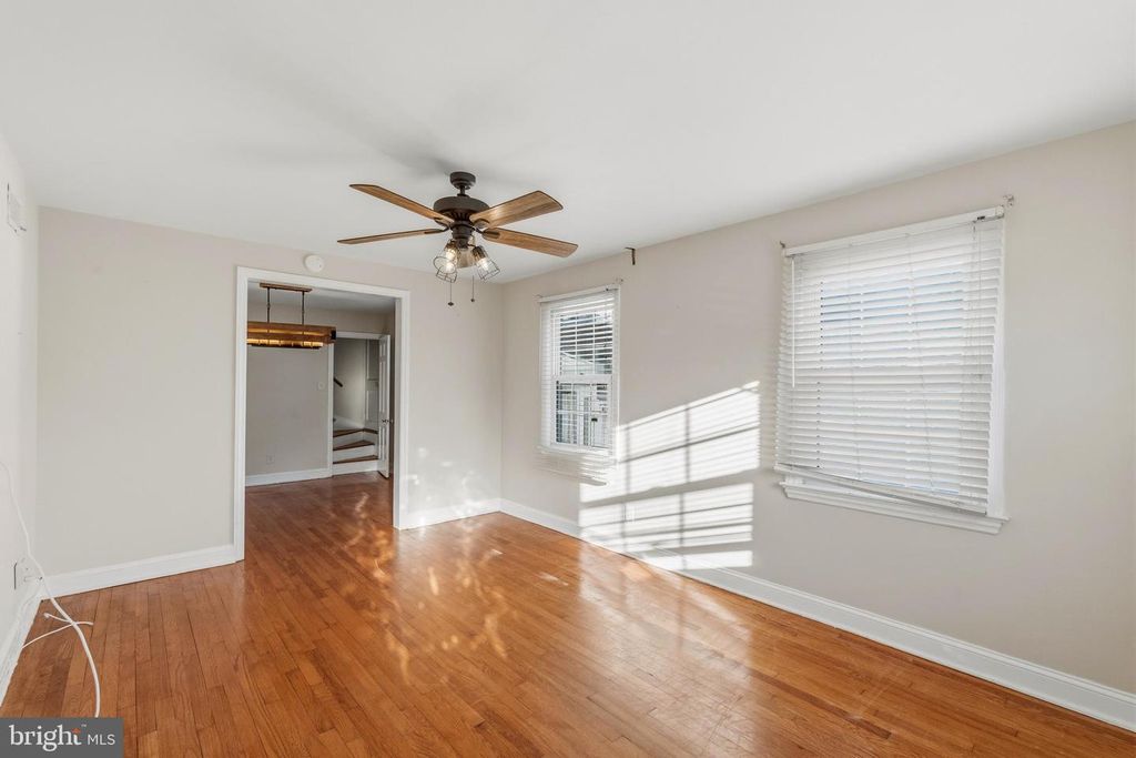 Image 4 of property listing at 7 N JEROME AVE, Margate City, NJ 08402