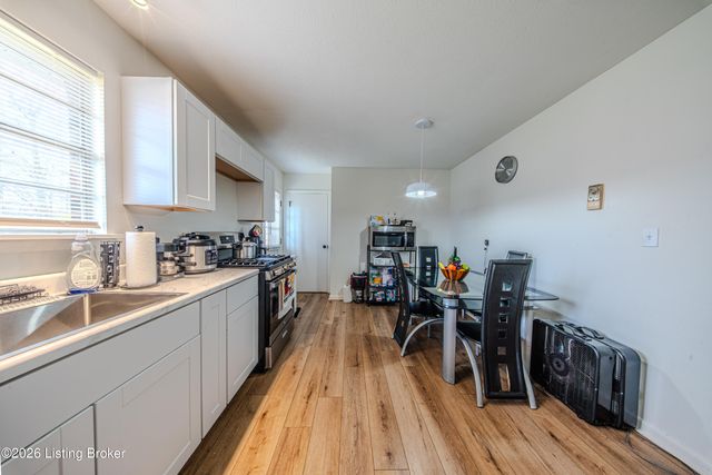 8114 Candleglow Ln, Louisville, KY 40214