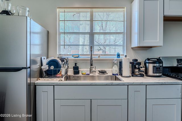 8114 Candleglow Ln, Louisville, KY 40214