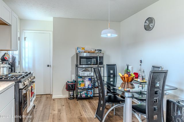 8114 Candleglow Ln, Louisville, KY 40214