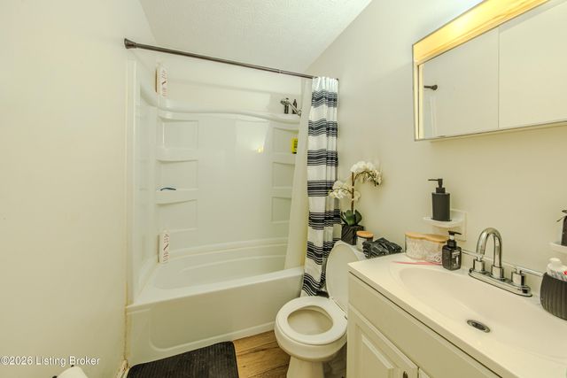 8114 Candleglow Ln, Louisville, KY 40214