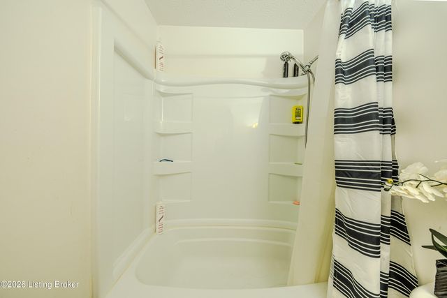 8114 Candleglow Ln, Louisville, KY 40214