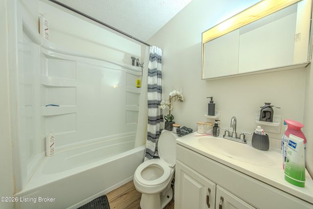 8114 Candleglow Ln, Louisville, KY 40214