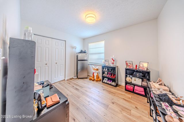 8114 Candleglow Ln, Louisville, KY 40214