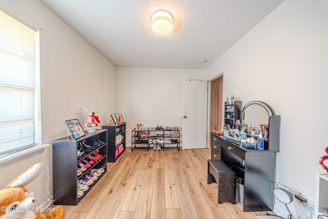 8114 Candleglow Ln, Louisville, KY 40214