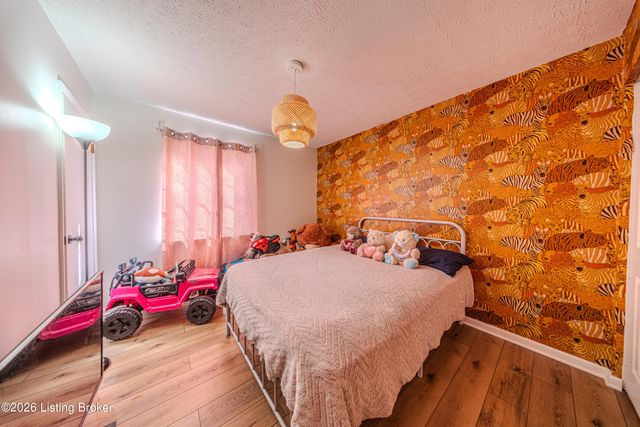 8114 Candleglow Ln, Louisville, KY 40214