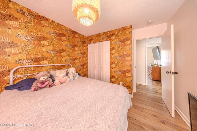 8114 Candleglow Ln, Louisville, KY 40214