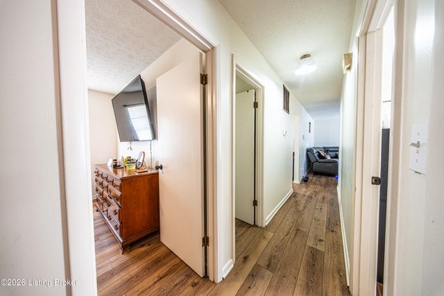 8114 Candleglow Ln, Louisville, KY 40214