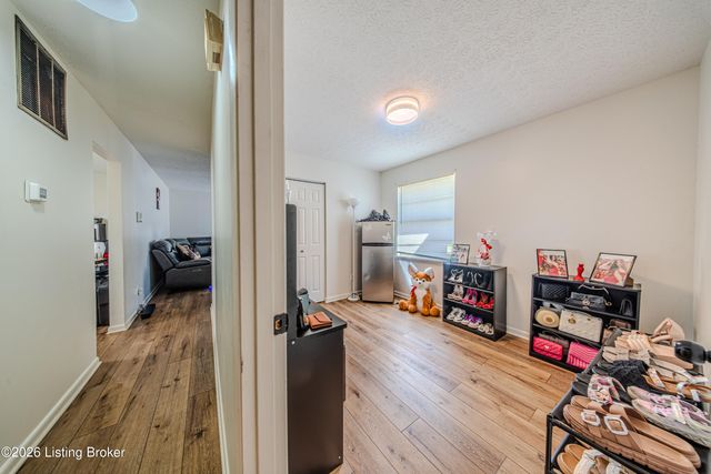 8114 Candleglow Ln, Louisville, KY 40214