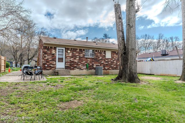 8114 Candleglow Ln, Louisville, KY 40214