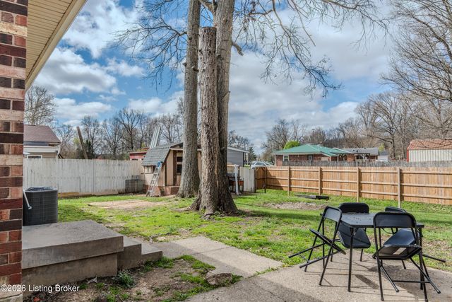 8114 Candleglow Ln, Louisville, KY 40214