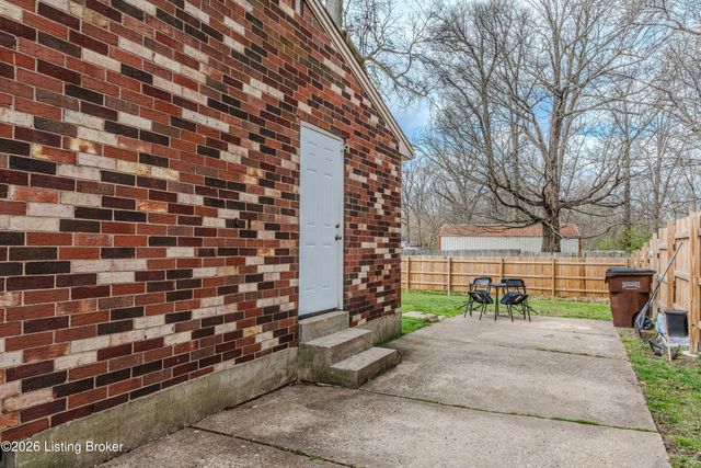 8114 Candleglow Ln, Louisville, KY 40214