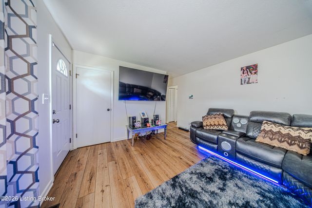 8114 Candleglow Ln, Louisville, KY 40214