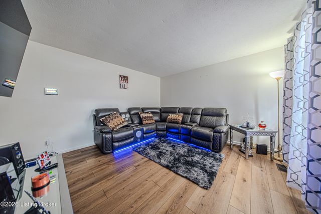 8114 Candleglow Ln, Louisville, KY 40214