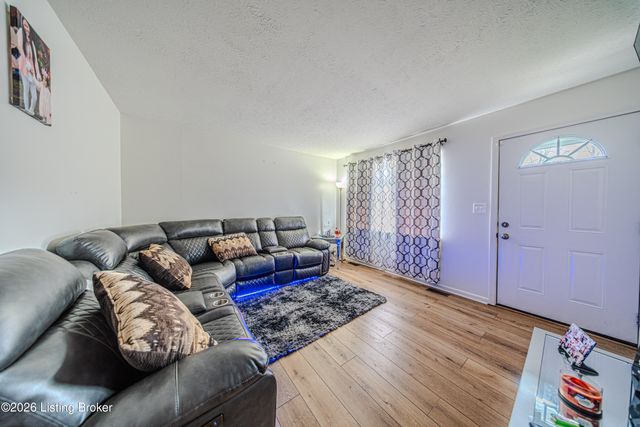 8114 Candleglow Ln, Louisville, KY 40214