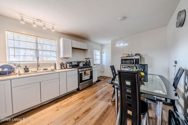 8114 Candleglow Ln, Louisville, KY 40214