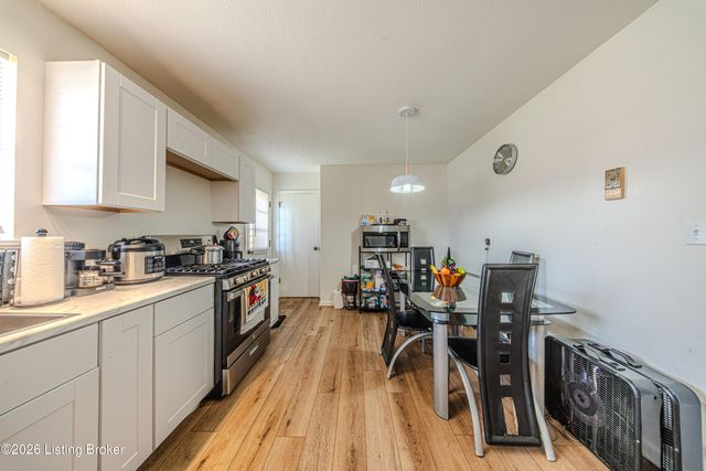 8114 Candleglow Ln, Louisville, KY 40214