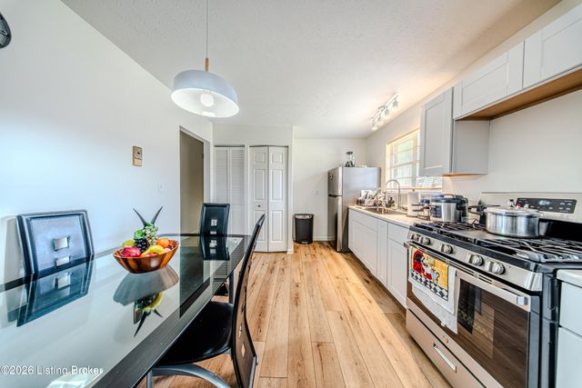 8114 Candleglow Ln, Louisville, KY 40214