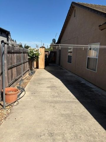 987 Pearwood Cir, Lodi, CA 95242