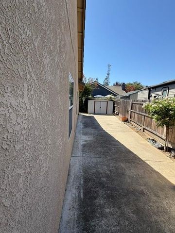 987 Pearwood Cir, Lodi, CA 95242