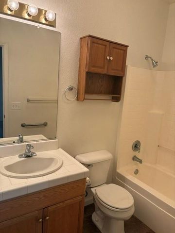 987 Pearwood Cir, Lodi, CA 95242